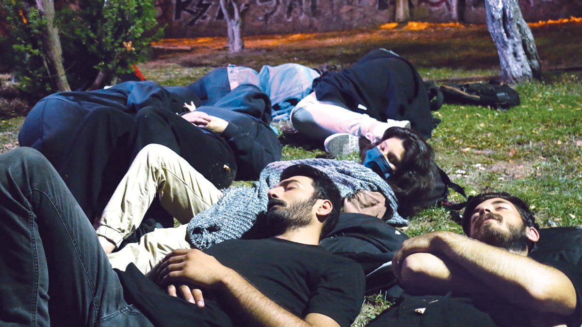 Öğrenci yine parkta yatmasın