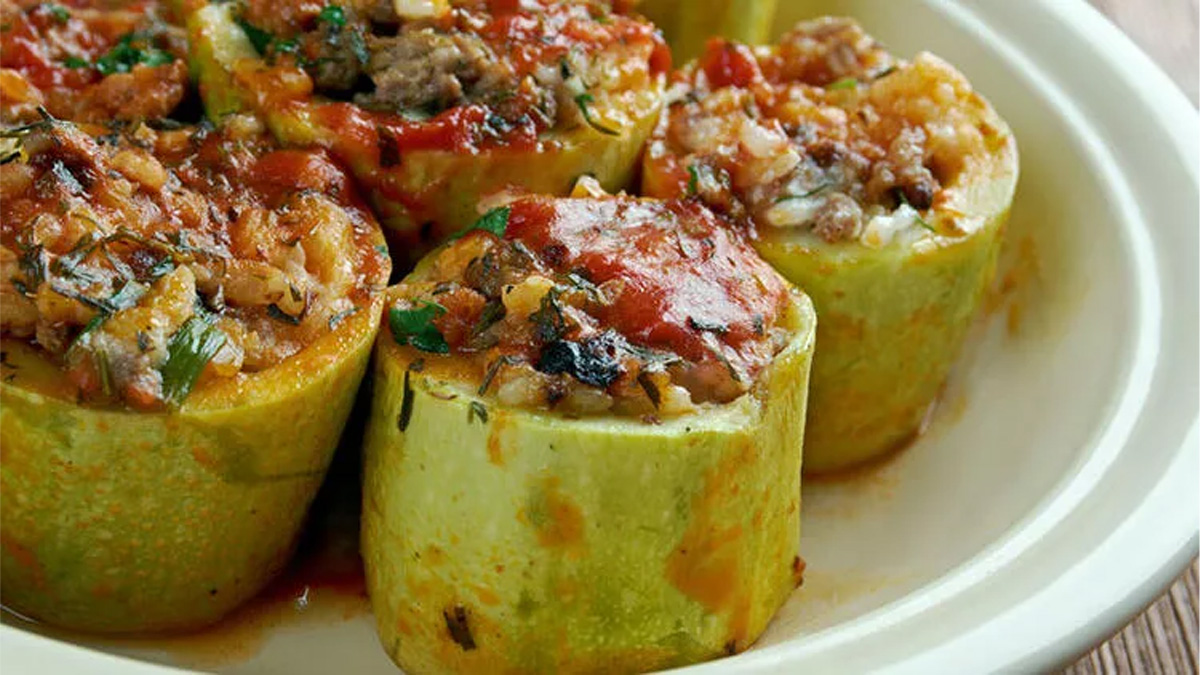 Bunu pişirdiğinizi duyanlar koşup gelecek! İşte sizi dolma ustası yapacak kıymalı kabak dolması