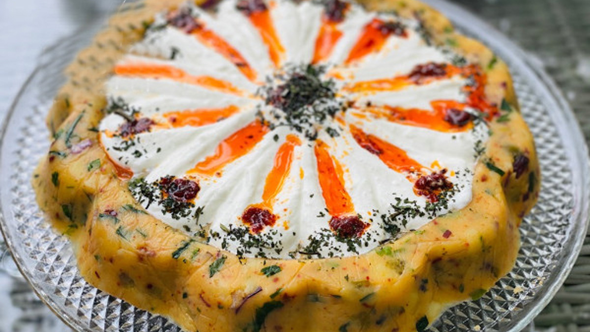 Yemekten bile önce bitiyor! Her yemeğin yanına yakışan yoğurt soslu patates tarifini kesin deneyin