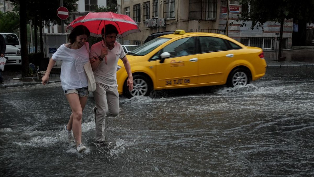 O Saatlerde Sakın Dışarı Çıkmayın! Sağanak Yağış Geliyor... Sel Ve Su Baskını Önüne Geleni Götürecek...