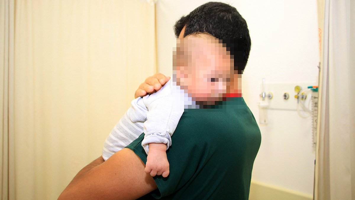 Vicdansız baba! Eşini bıçaklayıp kaçırdığı bebeğini hastaneye bıraktı