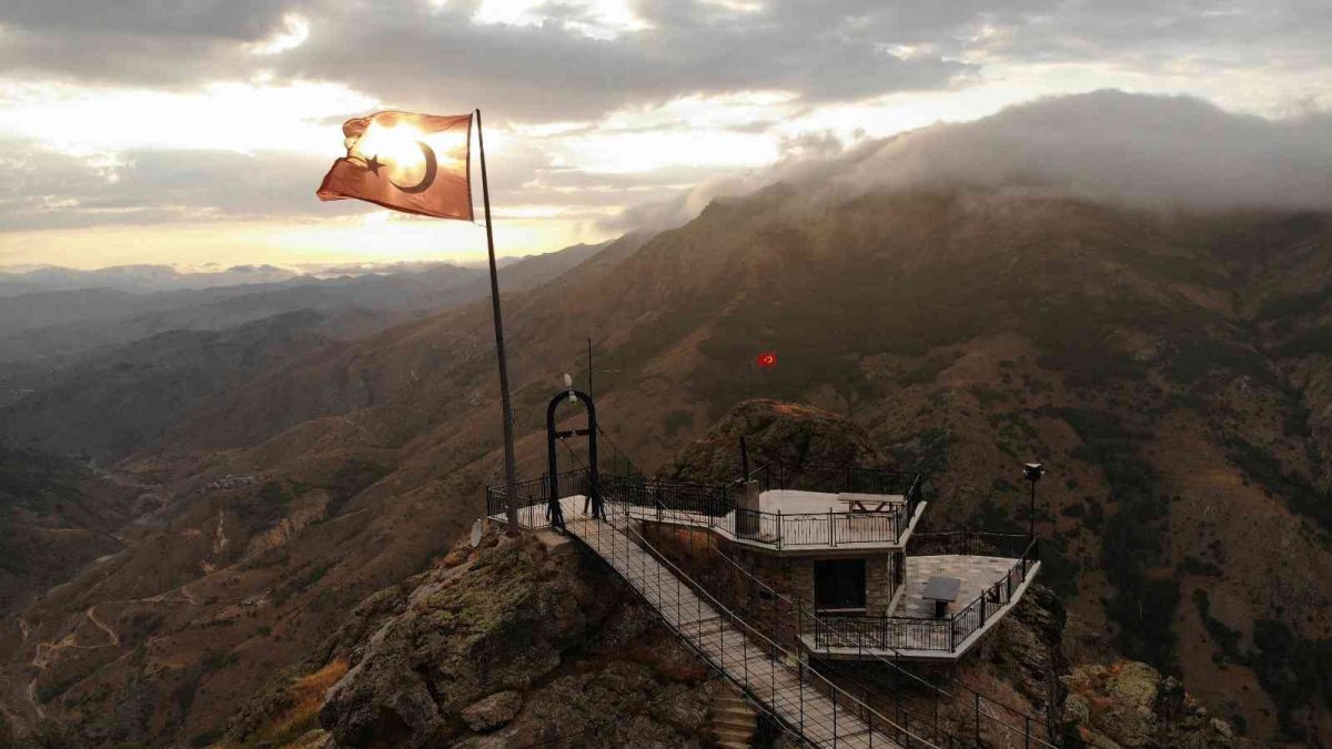 40 metrelik köprü ile gidiliyor: Görenleri şaşırtan ev