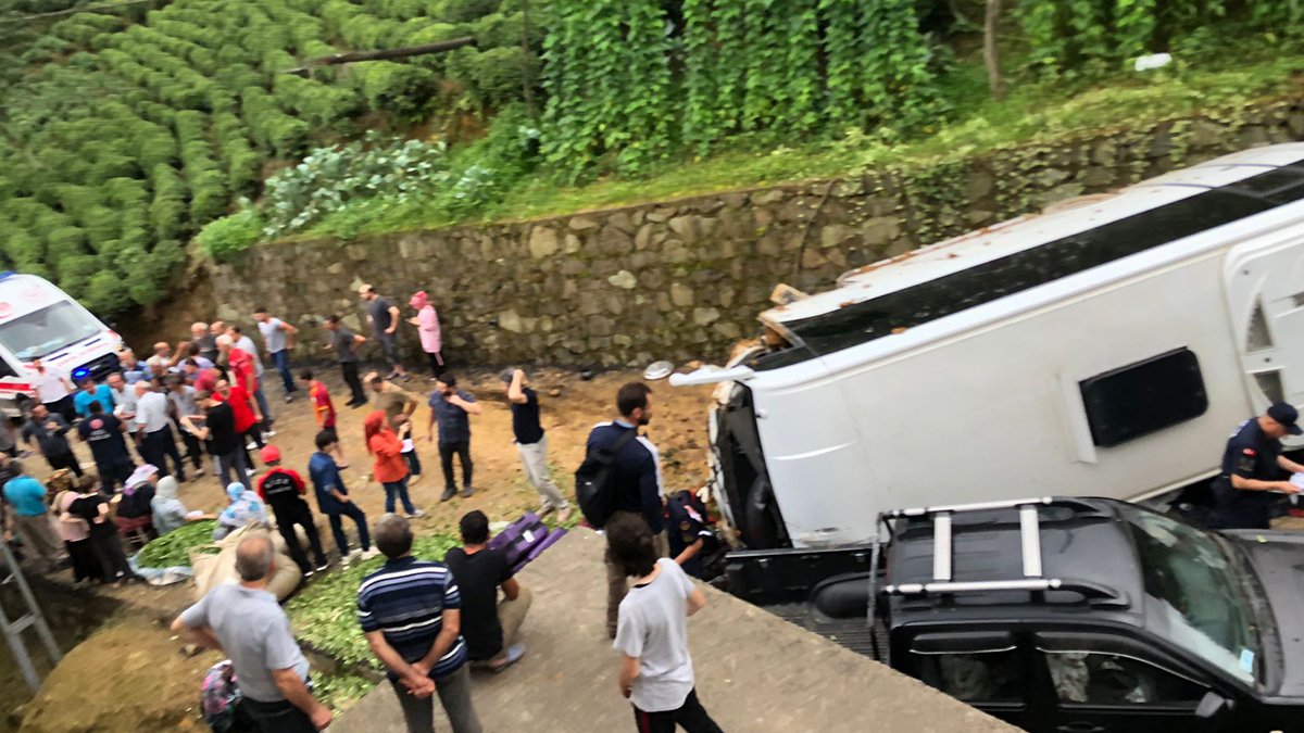 Rize'de tur midibüsü devrildi: 24 yaralı