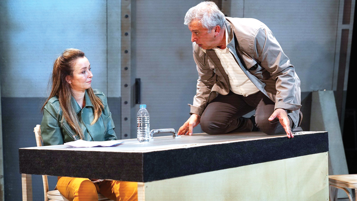 Sahne ışığının altında bir polis sorgusu