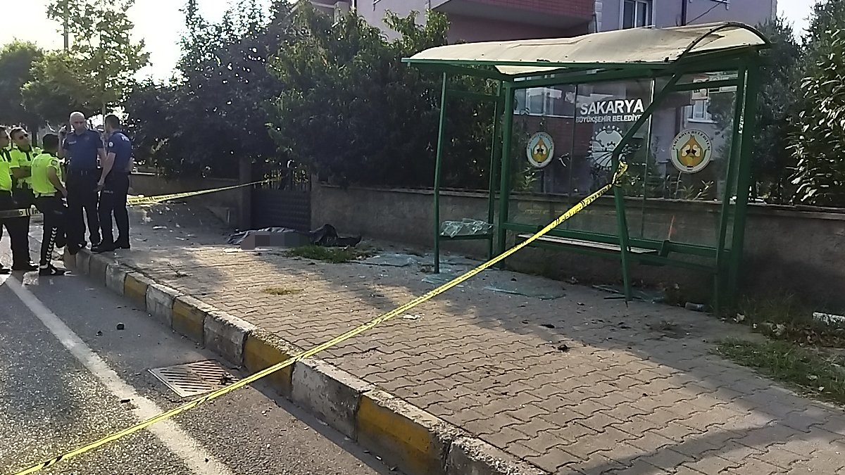 Kontrolden çıkan otomobil durağa daldı