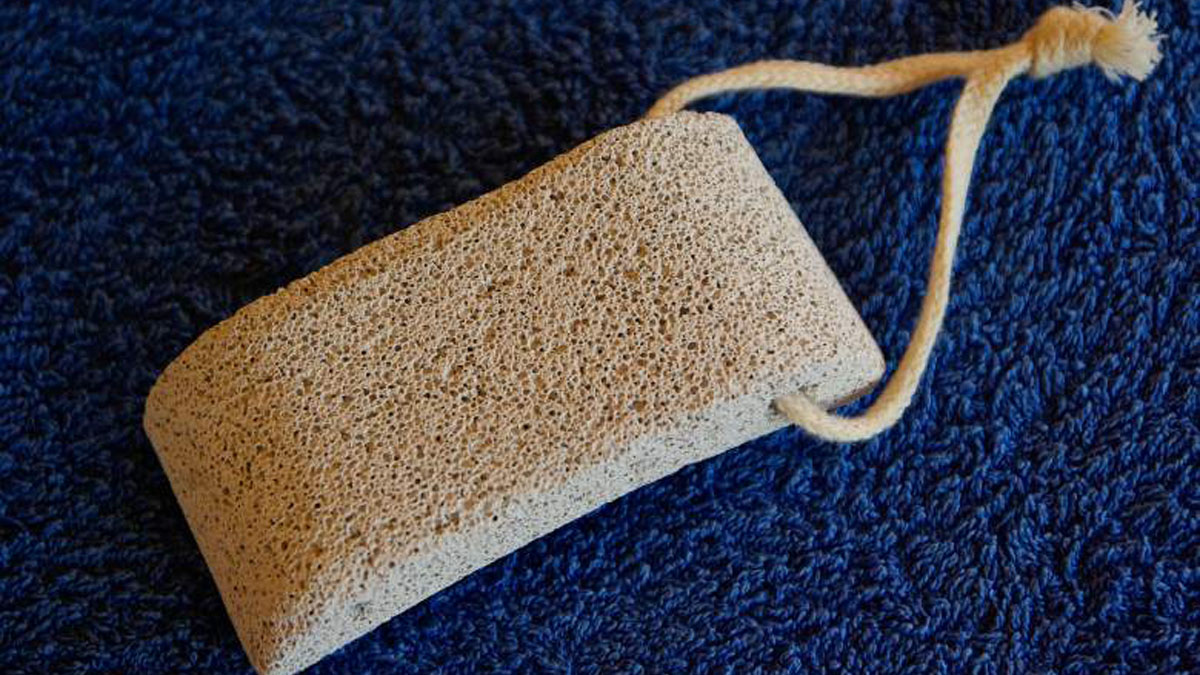 Bu Küçük Taşla Mucizeye Tanık Olun! Tuvaletteki sarı lekelere, fırındaki inatçı kire, kedi tüyüne bulanan koltuğa veda edin