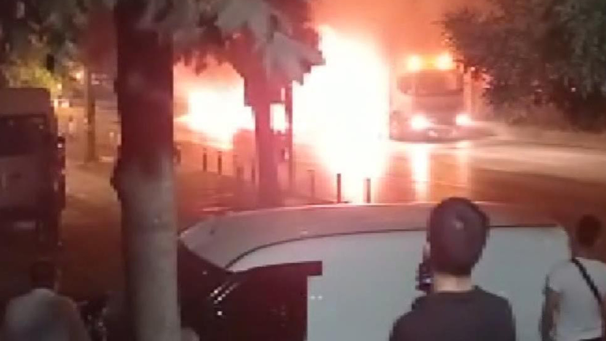 Alevler iki aracı da yuttu! 'Eğer patlasaydı hepimiz giderdik'