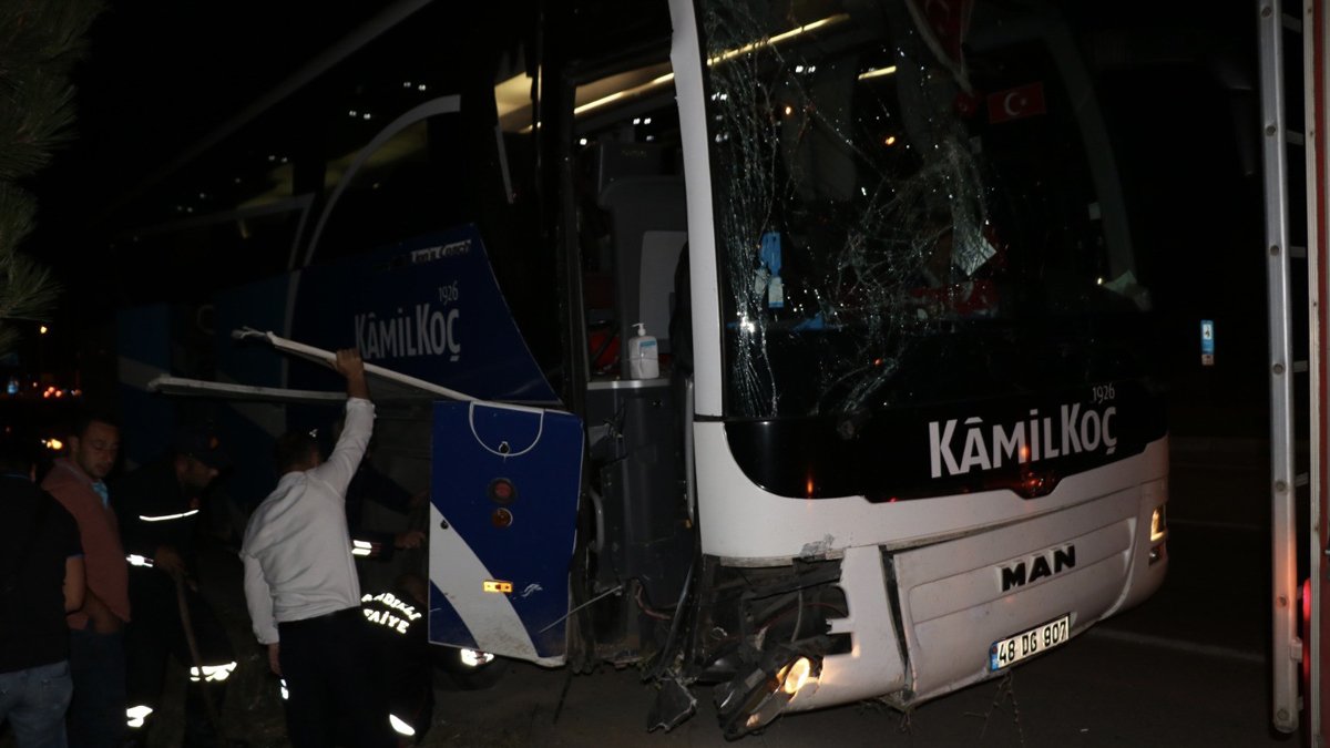 Faciaya ramak kala! Kontrolden çıkan yolcu otobüsü...
