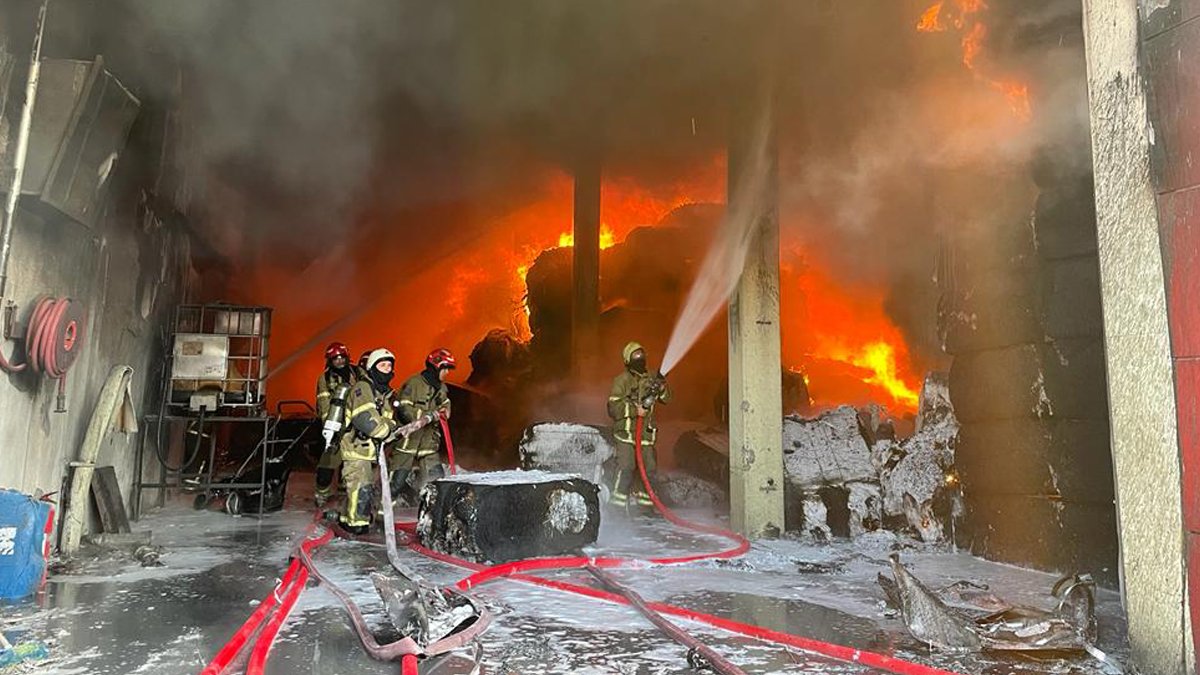 Uşak'ta fabrika yangını: Alevler büyüdü, müdahale sürüyor