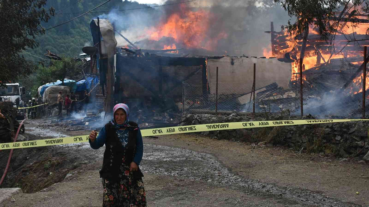 Kastamonu'da bir köy alevlere teslim oldu! Çok sayıda ev kül oldu
