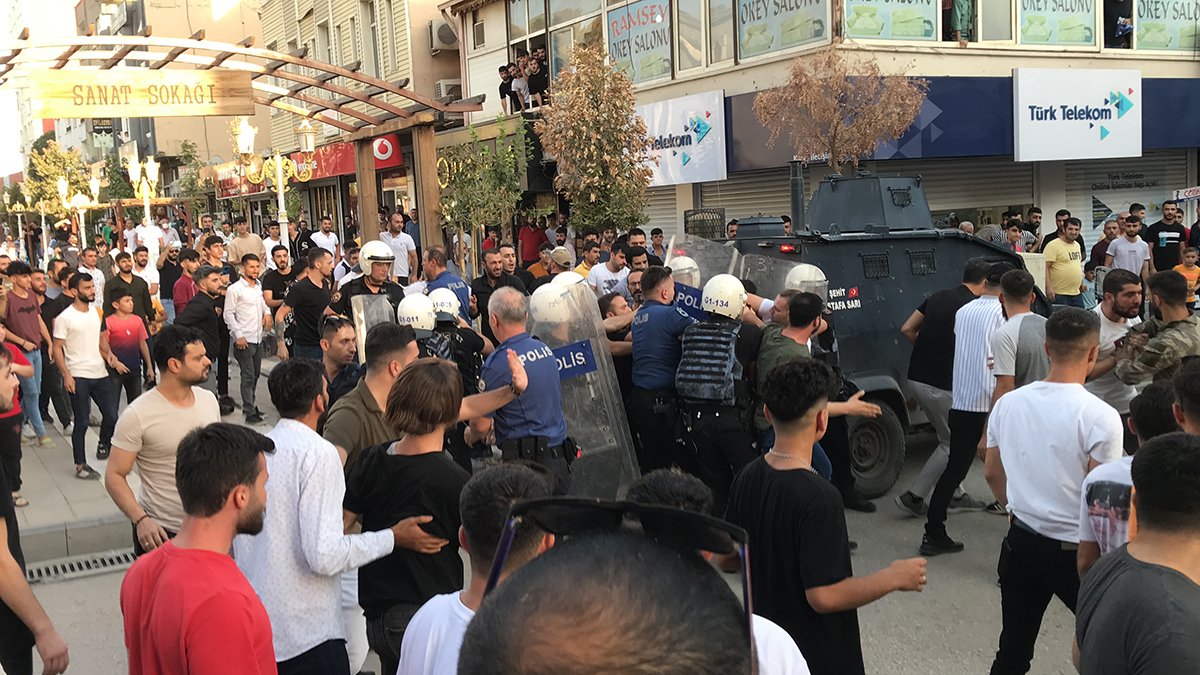 Silopi'de taciz iddiası! Ortalık savaş alanına döndü, linç girişimini polis önledi