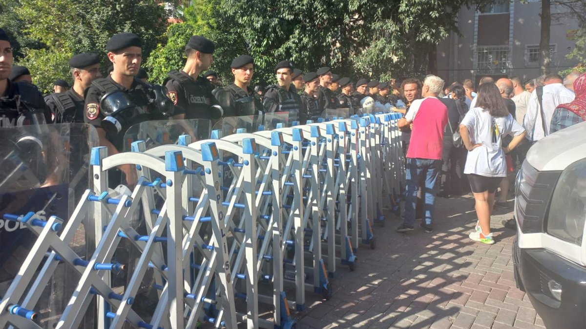 Bin 500 polisle abluka: Tozkoparan'da yıkım başladı