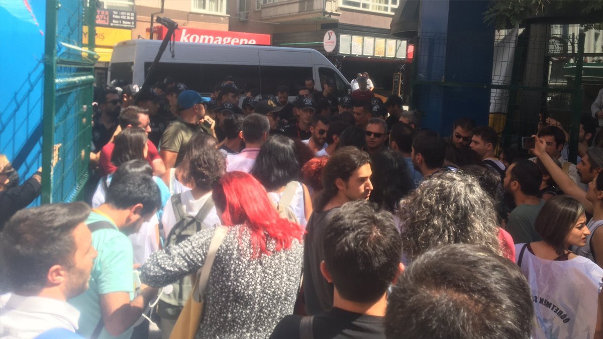 Bakanlığa yürümek isteyen özel sektör öğretmenlerine polis müdahalesi