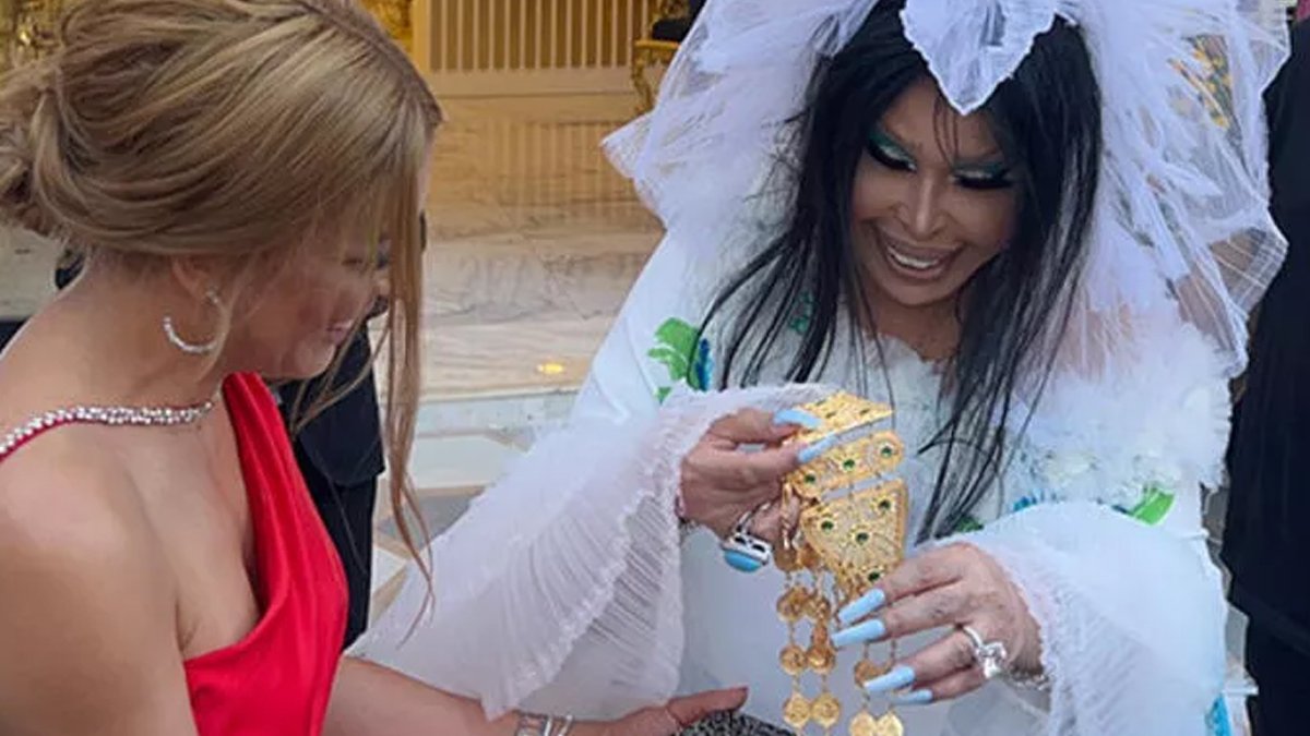 Bülent Ersoy'a dudak uçuklatan altın kemer hediyesi! Fiyatını duyunca bu nasıl hediye diyeceksiniz...