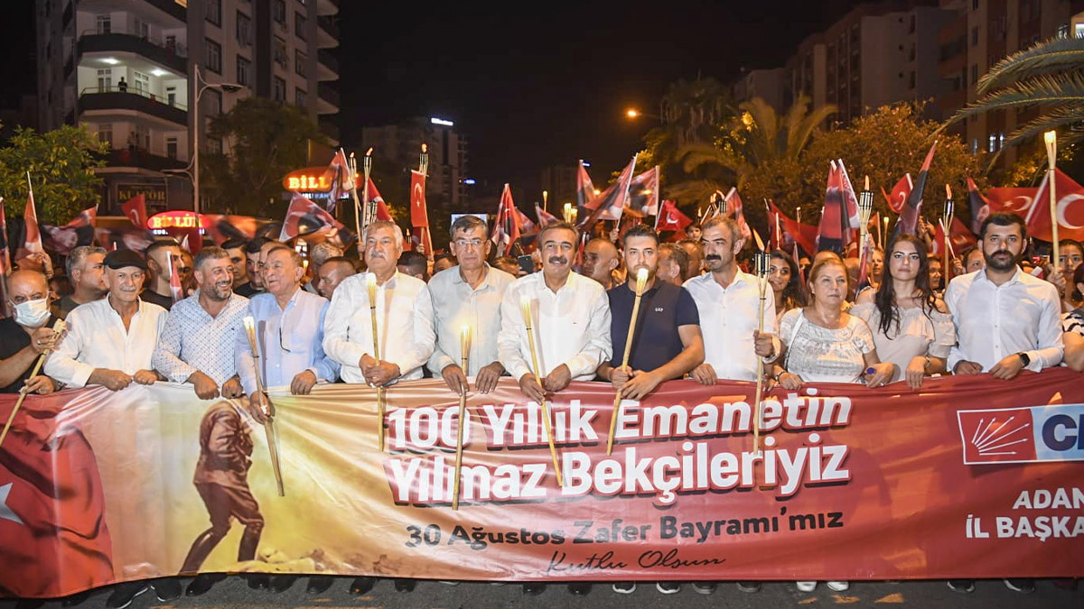 Adana’da 30 Ağustos Zafer Bayramı coşkusu, meşaleli yürüyüş ve konserle zirveye çıktı