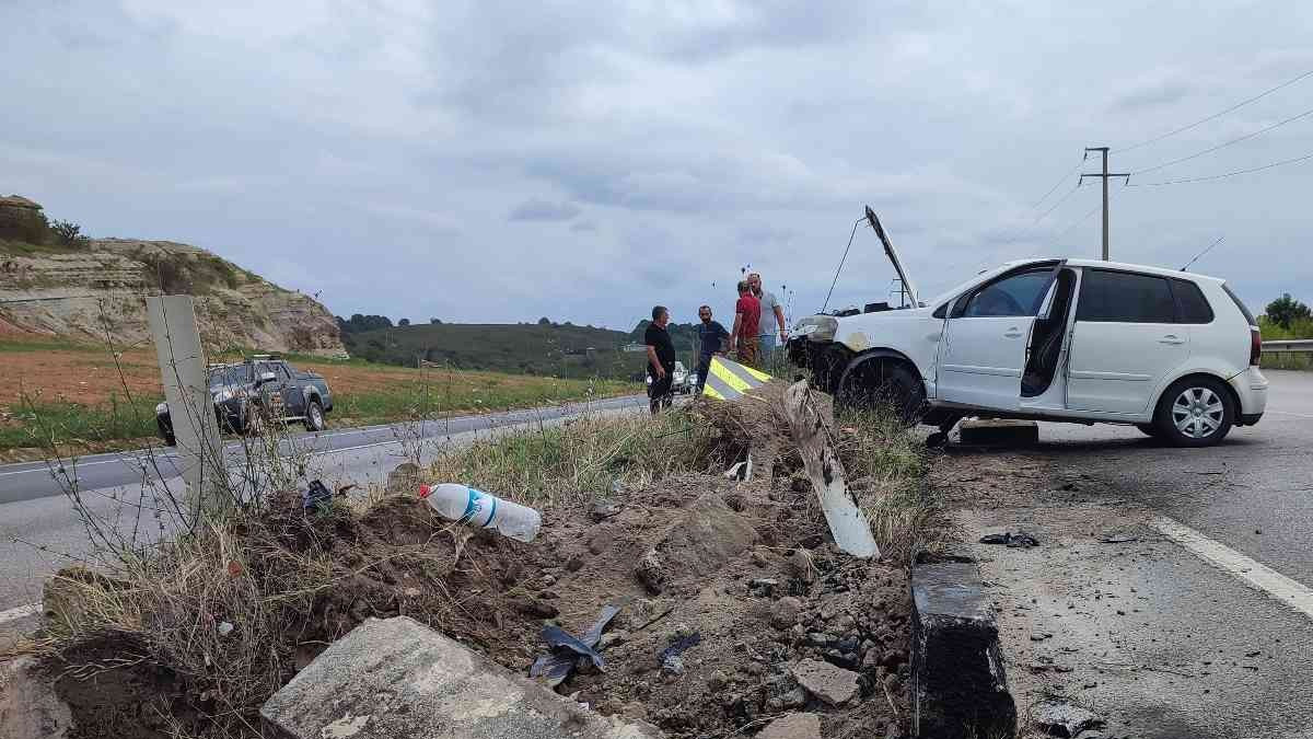 Kontrolden çıkan otomobil refüje çarptı: 1 yaralı