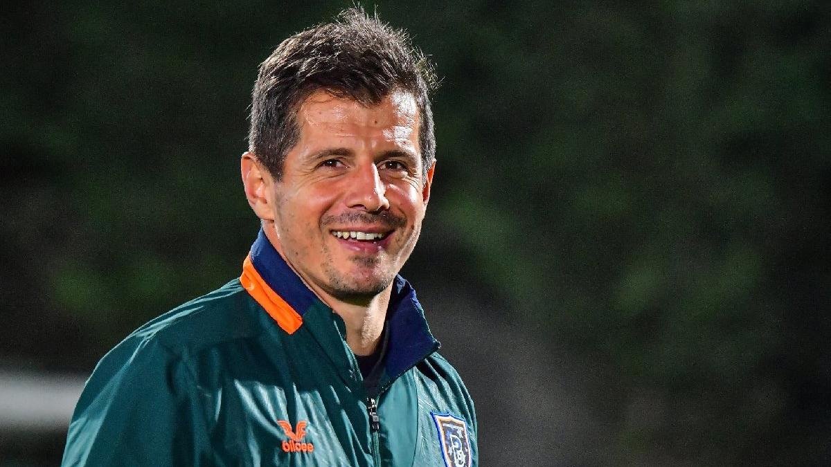 Emre Belözoğlu canlı yayında ünlü yorumcuya ateş püskürdü: Benimle derdi var!