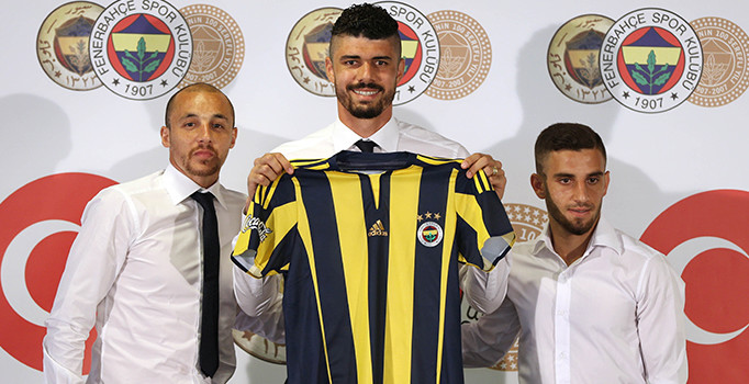 Fenerbahçe'de üç futbolcu ile sözleşme imzaladı