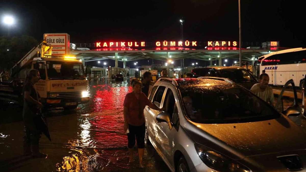 Kapıkule Gümrük Sahası'nı su bastı: Sınırda geçişler durdu