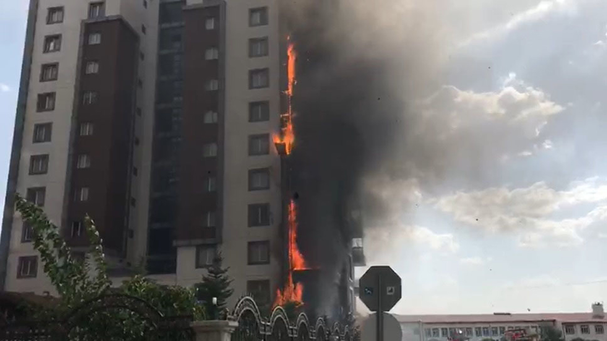 Sivas'ta yangın paniği: 12 katlı apartmanın dış cephesi yandı
