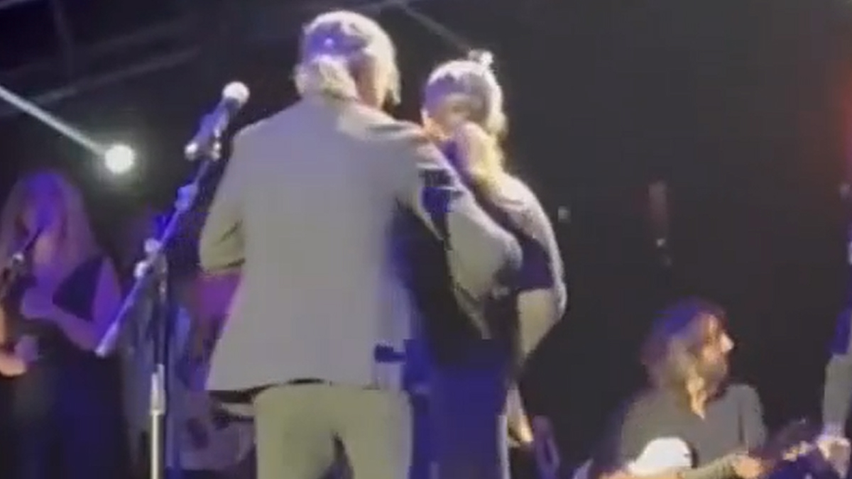 Ünlü şarkıcı konser sırasında fenalaştı! Yardımına arkadaşları koştu...