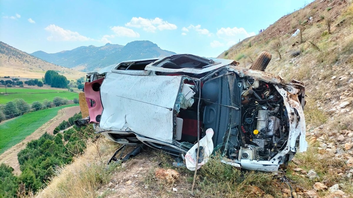 Afyonkarahisar'da otomobil şarampole devrildi: 2 ölü
