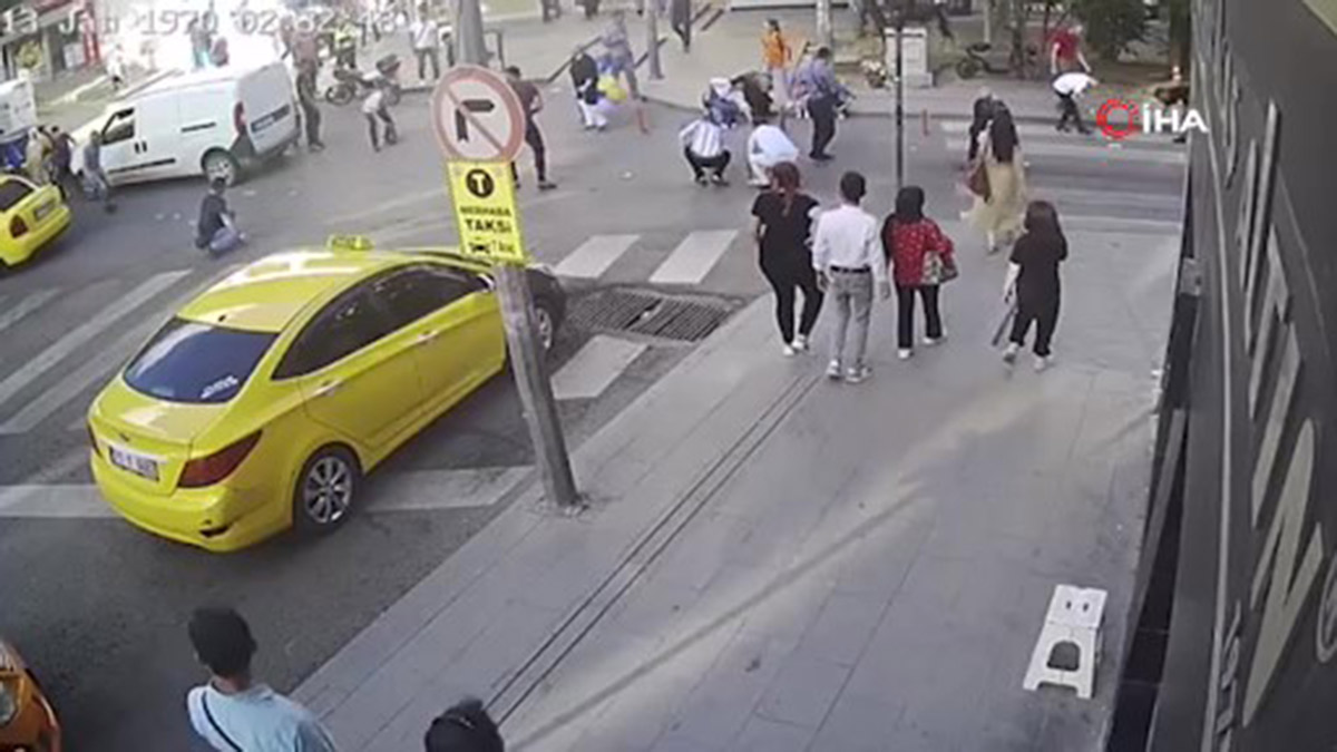 Kırıkkale'de sosyal deney gibi olay! Saçılan paraları kapış kapış topladılar