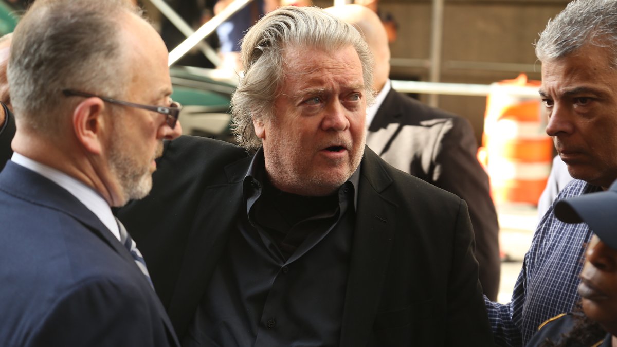 Trump'ın eski danışmanı Steve Bannon teslim oldu