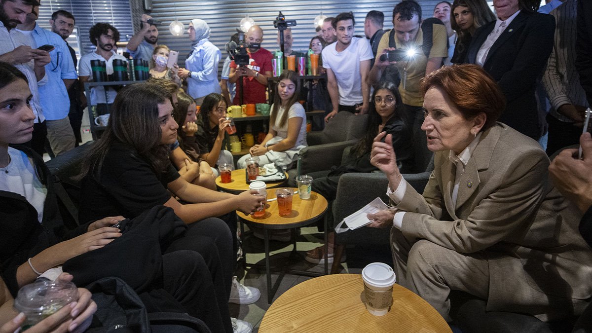 Akşener, öğrencilerle sohbetini 'baskın basanındır' diyerek paylaştı