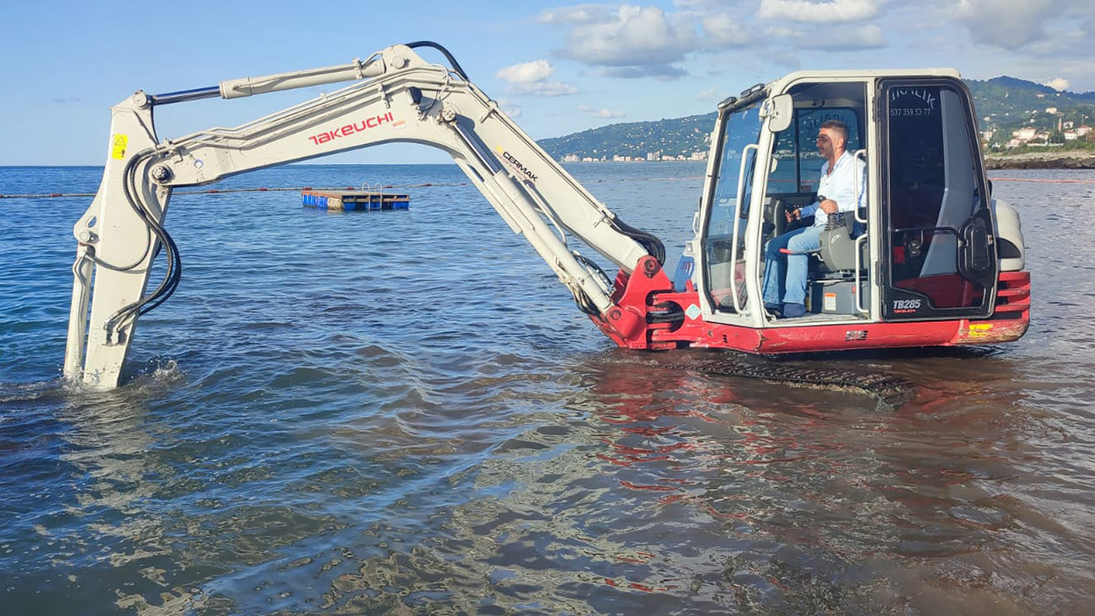 Rize'de akılalmaz olay! Denizde kaybettiği kolyesini bulmak için iş makinesi kiraladı