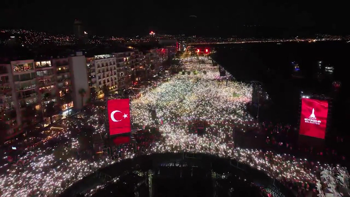 İzmir'de 100. yıl şöleni! Gündoğdu Meydanı tıklım tıklım doldu