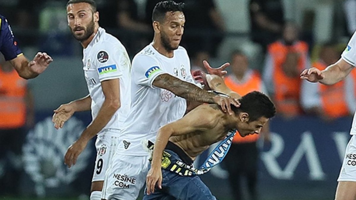 Uçan tekme atan taraftara müdahale ettiği için kırmızı kart görmüştü: Josef'ten sert tepki: Bir futbolcuyu öldürdükleri gün...