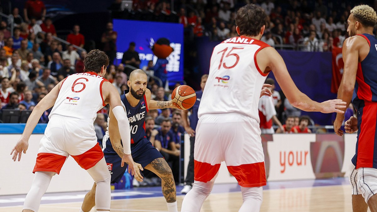 Fransa'ya elenen Milli Takım'da kriz! Cedi Osman'ın eşi Buğrahan Tuncer'i hedef aldı: Şükredeceğine hatırlatma yapıyor!