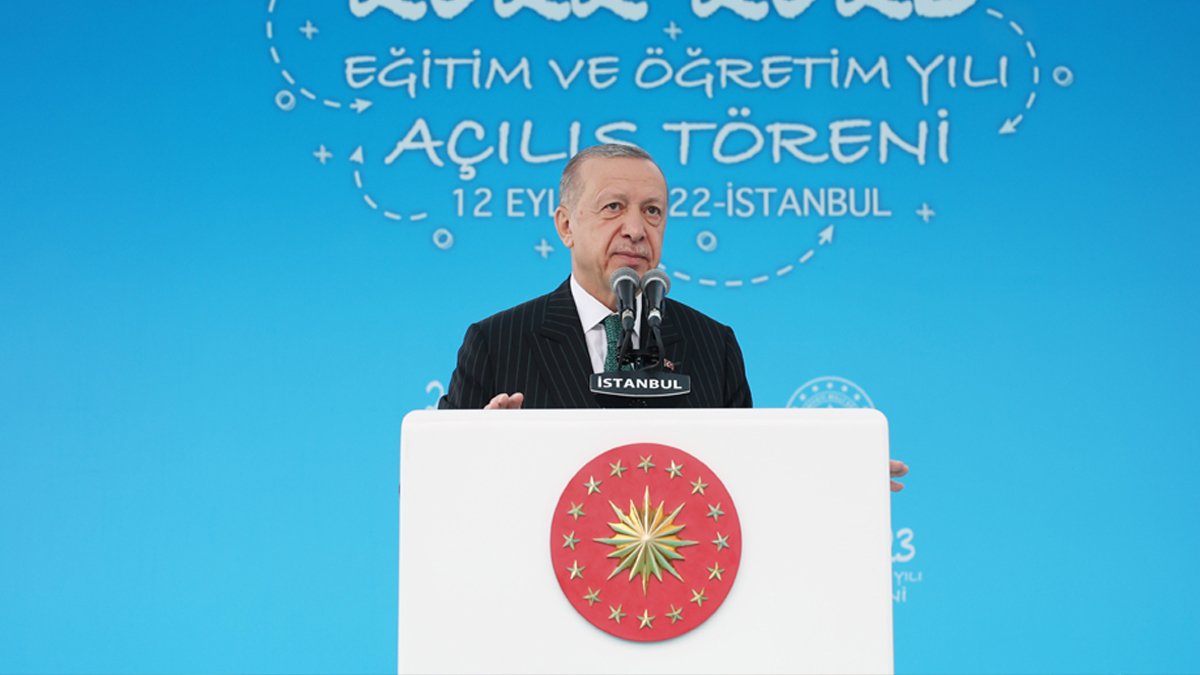 Erdoğan'dan 'ders kitabı' çıkışı: Eskiden kırtasiye kuyruklarında beklerdik