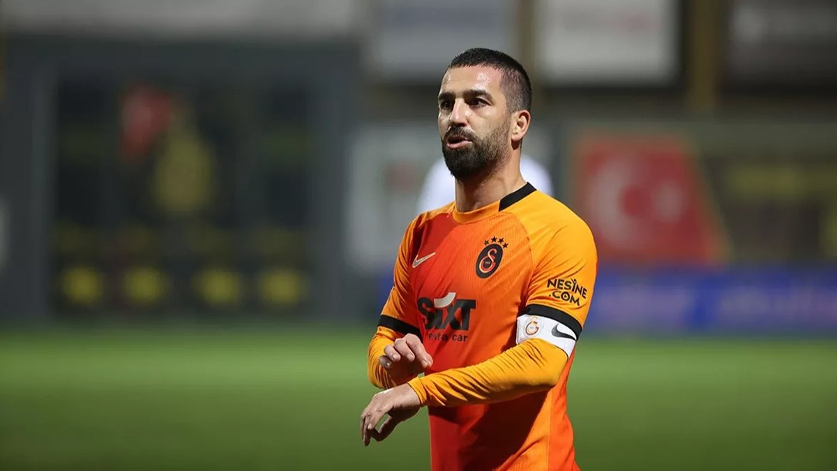 Arda Turan, futbolu bıraktığını açıkladı