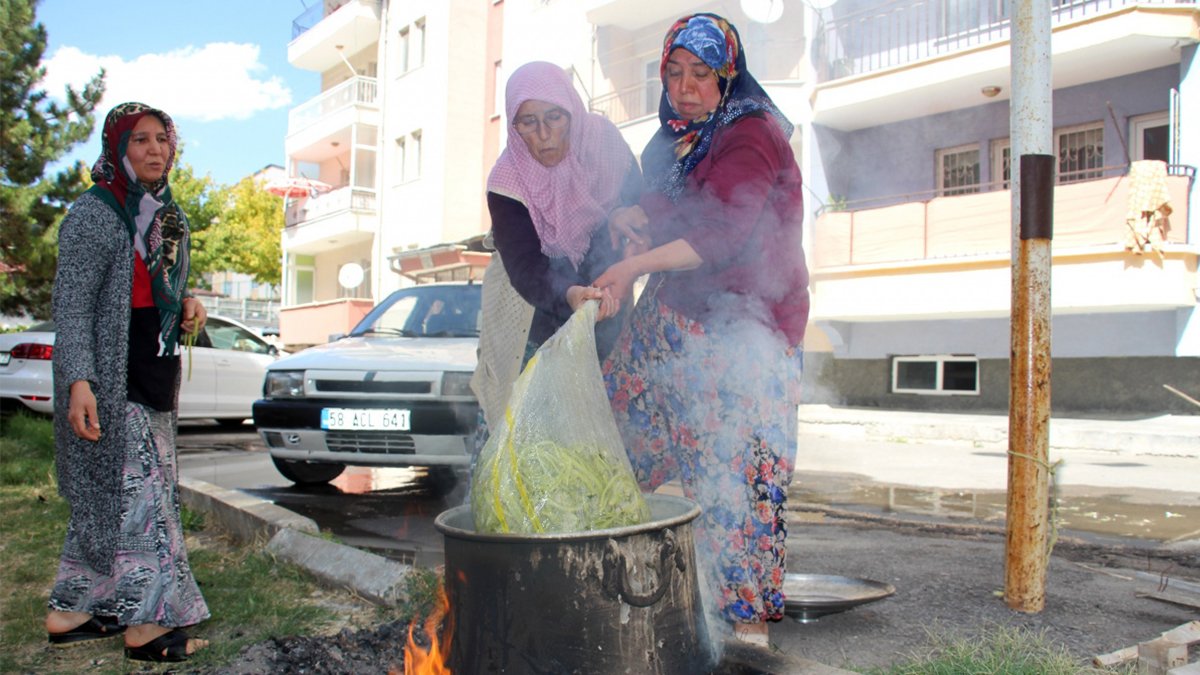 Kadınlar turşu mesaisine başladı