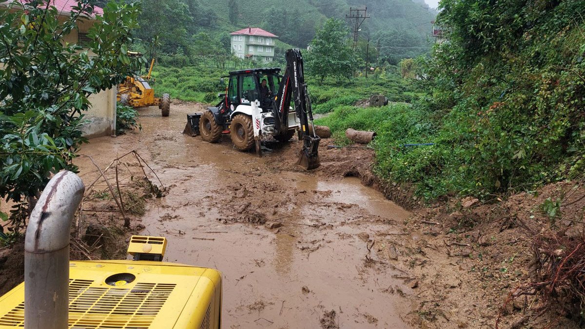 Rize'de sağanak! 9 köy yolu ulaşıma kapandı
