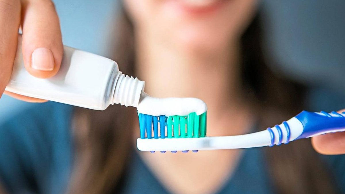 Herkes bu hatayı yapıyor! Dişinizi fırçalarken yaptığınız yanlış kabusunuz olabilir... Sakın bunu yapmayın...