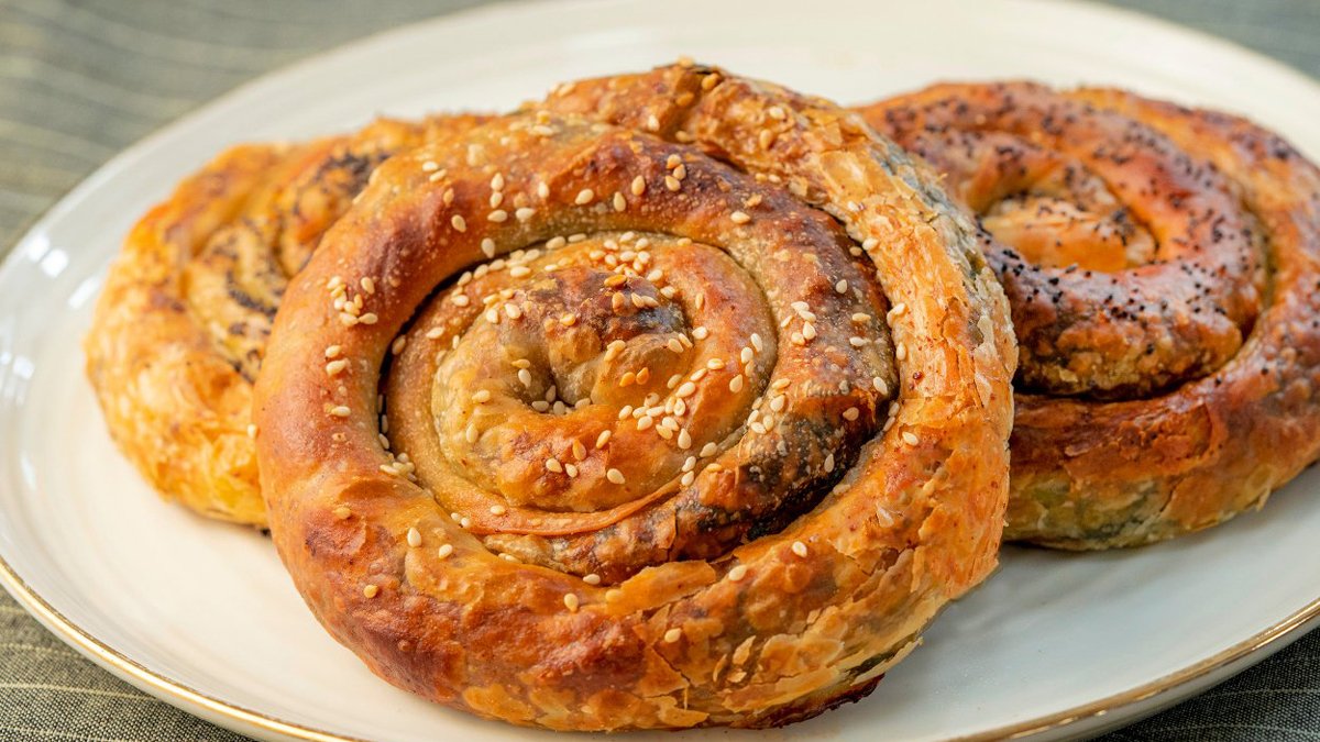 Mutfakta börek açamam diyenler bile bu tarifi dilinden düşürmüyor! İşte el açması çıtır çıtır gül böreği tarifi