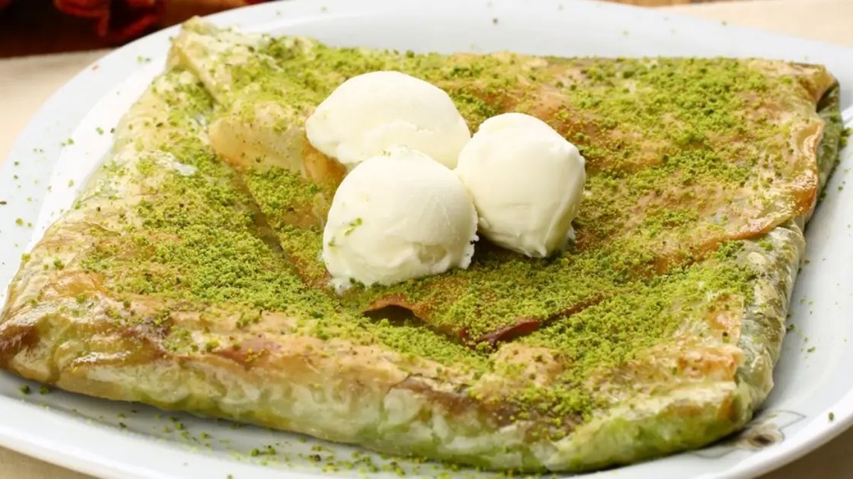 Bunu yemek için Gaziantep'e gitmenize gerek yok! Dondurmalı katmer tatlısı ağzınızı sulandıracak