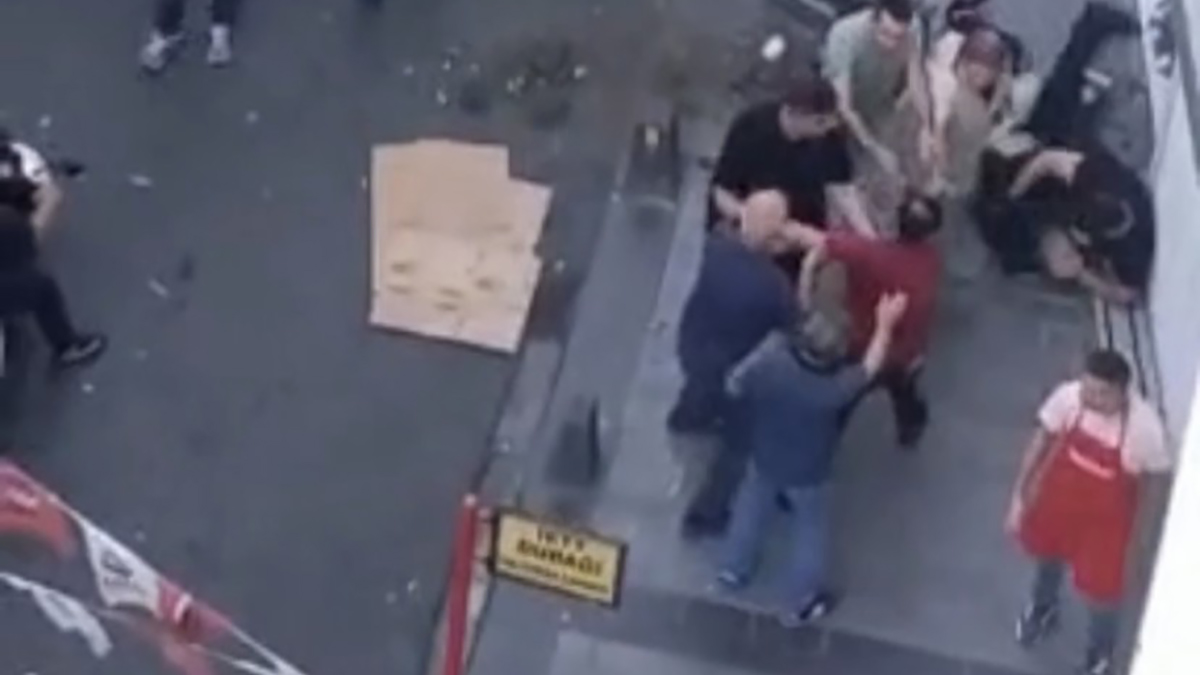 Yaşlı adamı darbeden şahsa çevredekilerden tekme tokat meydan dayağı