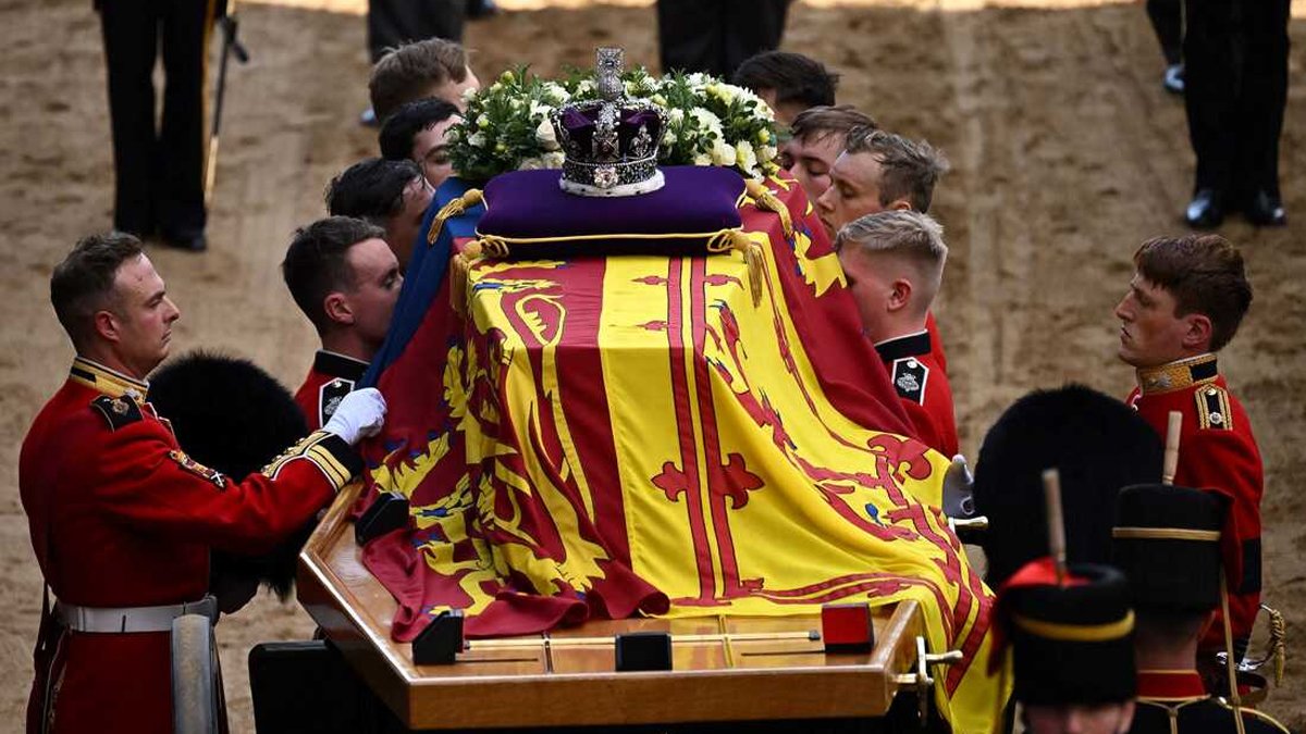 İngiltere Kraliçe'ye veda etti