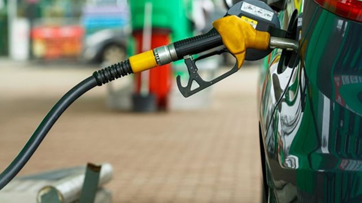 Akaryakıtta yüz güldüren indirim geliyor! Motorin ve benzin fiyatı uzun süre sonra bu fiyata düşecek!