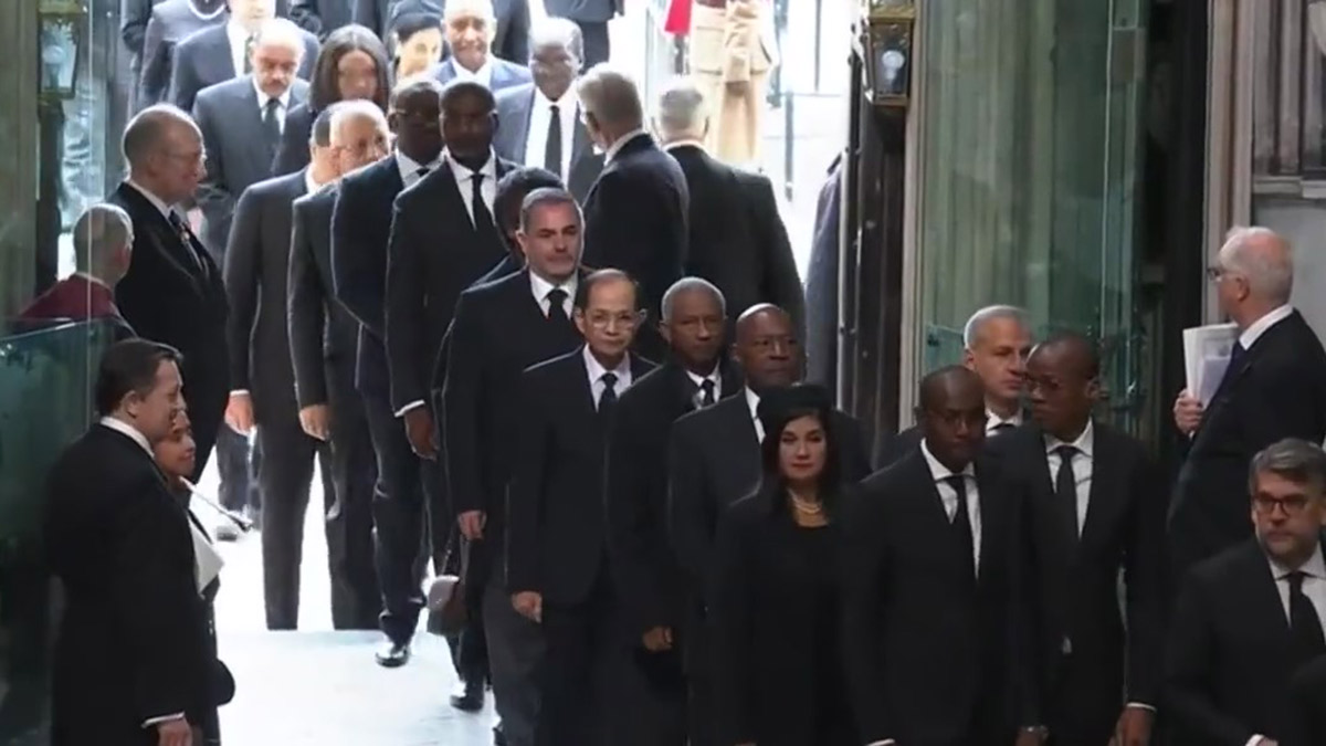 Kraliçe Elizabeth’in cenaze törenine dünya liderleri otobüsle taşındı