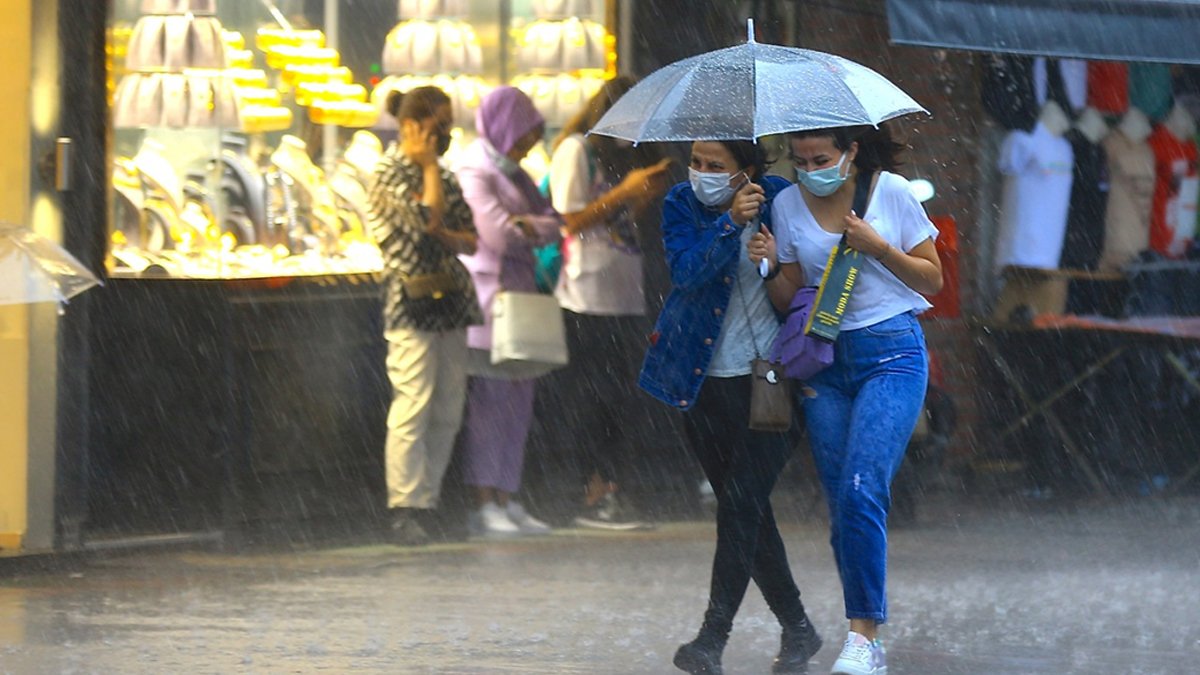 Sağanak yağış geliyor... İstanbul için uyarı üzerine uyarı! Bu saatlerde sokağa çıkmayın!
