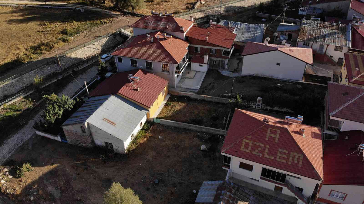 Sevdiklerinin isimlerini çatıya yazıyorlar: 'Ölümsüzleştirmek istedik'