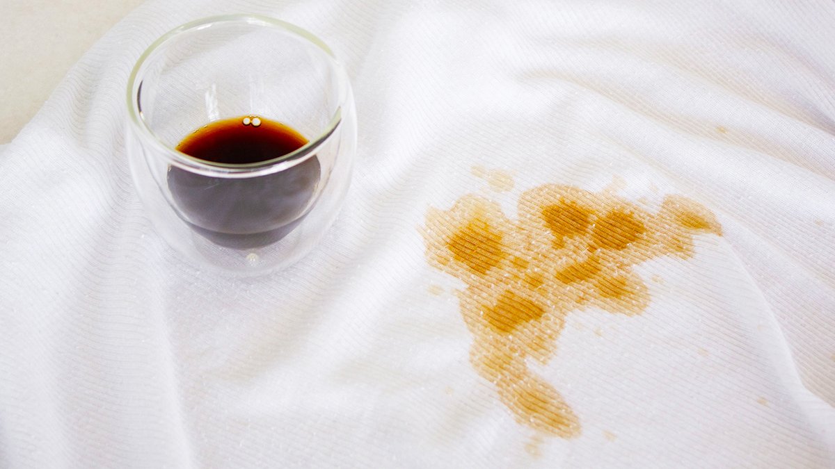 En sevdiğin kıyafetlerin üzerine kahve mi döktün? Bu hile ile lekelerden hızlıca kurtulabilirsiniz