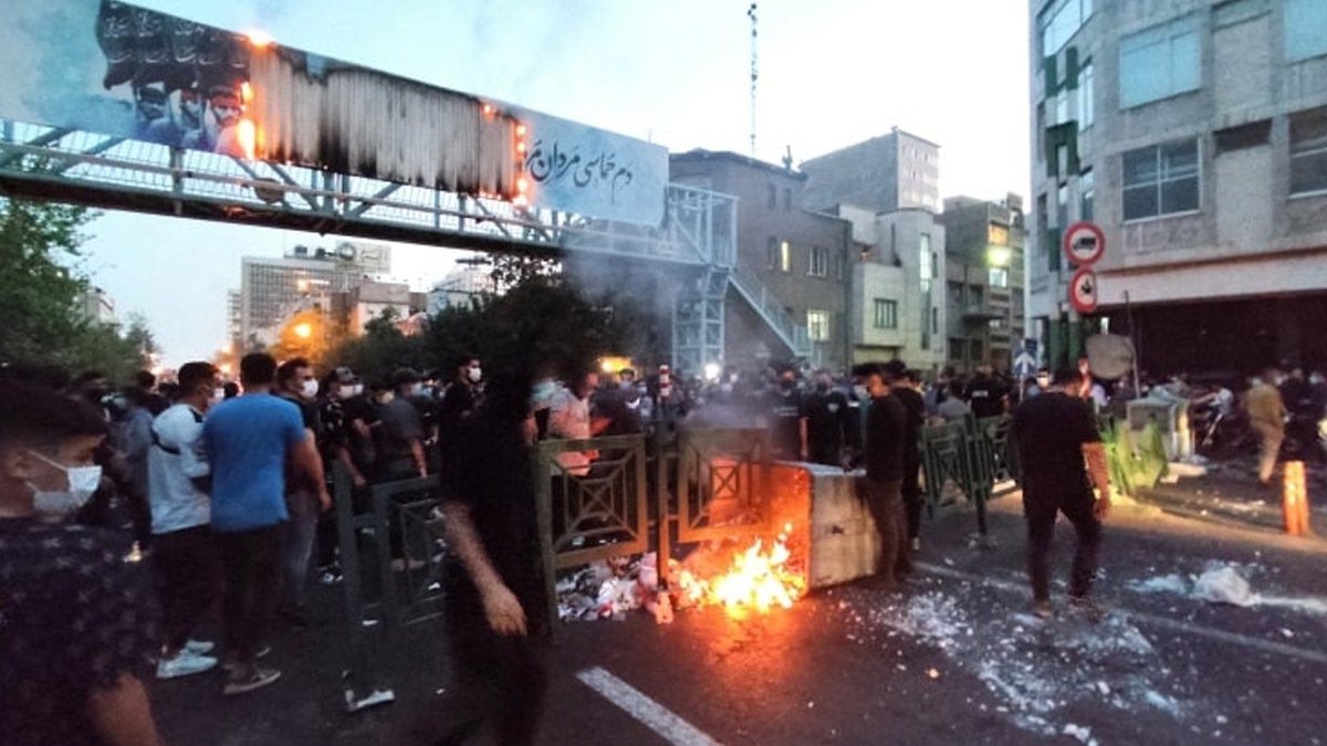 Mehsa Emini protestoları yayılıyor: İran, Instagram ve WhatsApp’a da erişimi kesti