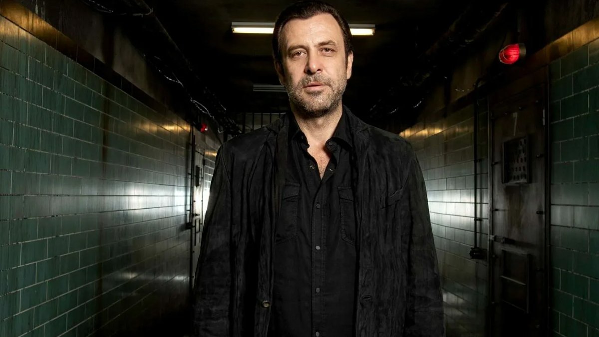 Nejat İşler'den uçan yumruk! Kız arkadaşına yapılana kızdı ortalığı birbirine kattı