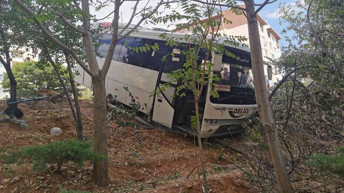 Servis minibüsü bahçeye düştü: Şoför hayatını kaybetti